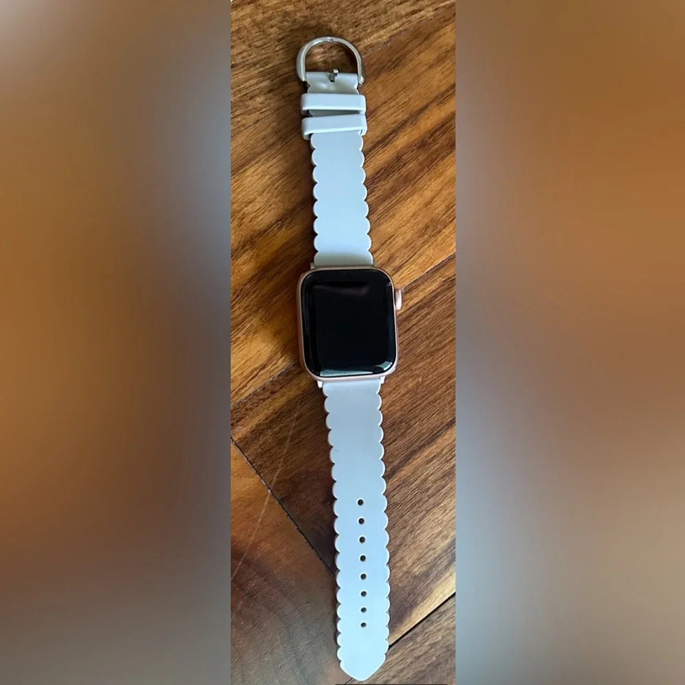 EUC Apple Watch Series 4; 40mm Gold Aluminum Pink Sand Sport Band - Picture 8 of 10